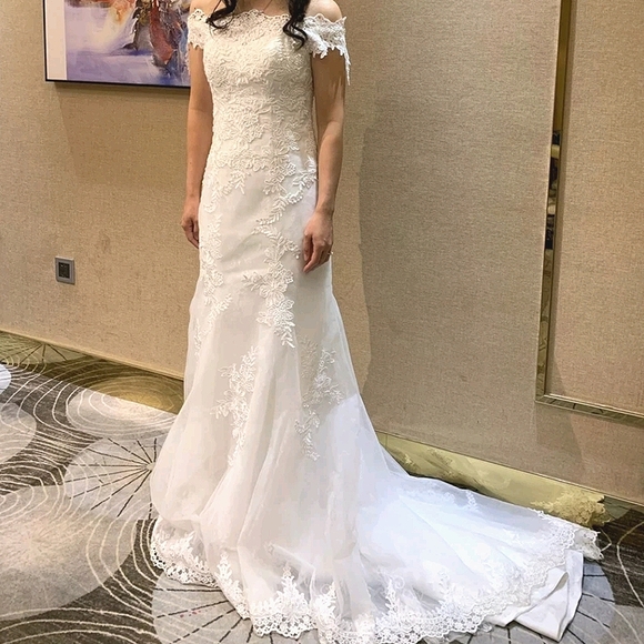 Brand NEW Wedding dress, with tags!!! - Picture 4 of 11